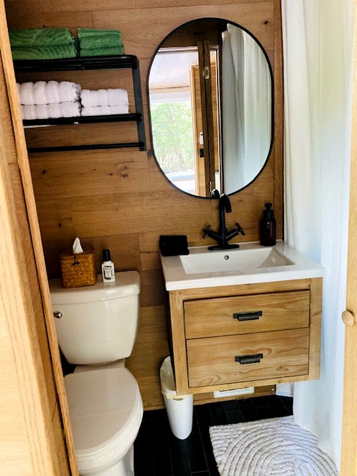 Romantic Container with Jacuzzi Great for a Couples Retreat in Texas