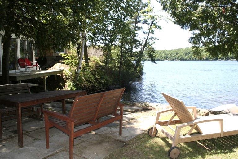 Cottages (Canada, Godfrey, Ontario)