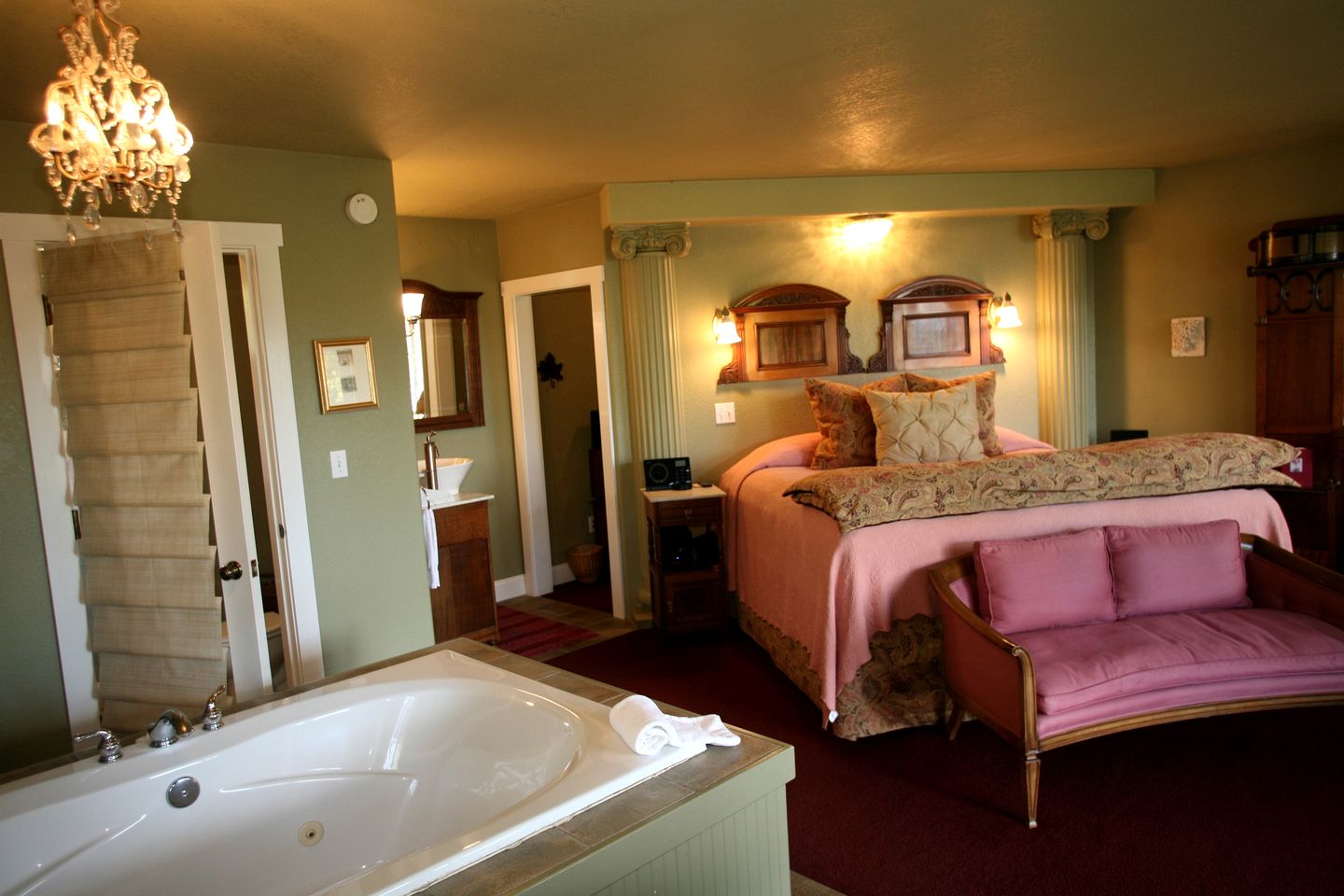 Romantic Cottage with Jacuzzi and Water Views on Whidbey Island, Washington