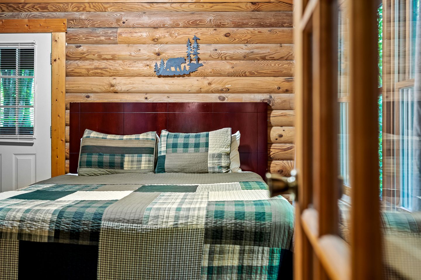 Romantic Cozy Cabin Designed for relaxation and Tranquility in Sevierville, Tennessee