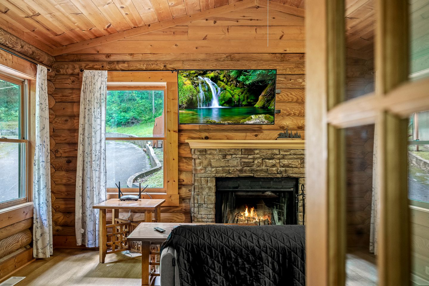 Romantic Cozy Cabin Designed for relaxation and Tranquility in Sevierville, Tennessee