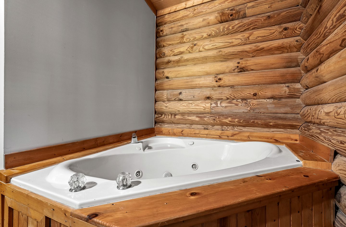 Romantic Cozy Cabin Designed for relaxation and Tranquility in Sevierville, Tennessee