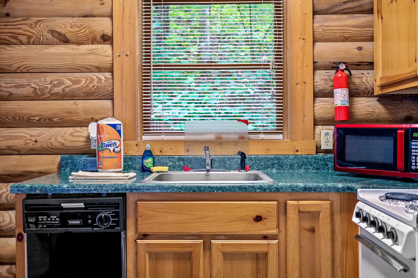 Romantic Cozy Cabin Designed for relaxation and Tranquility in Sevierville, Tennessee
