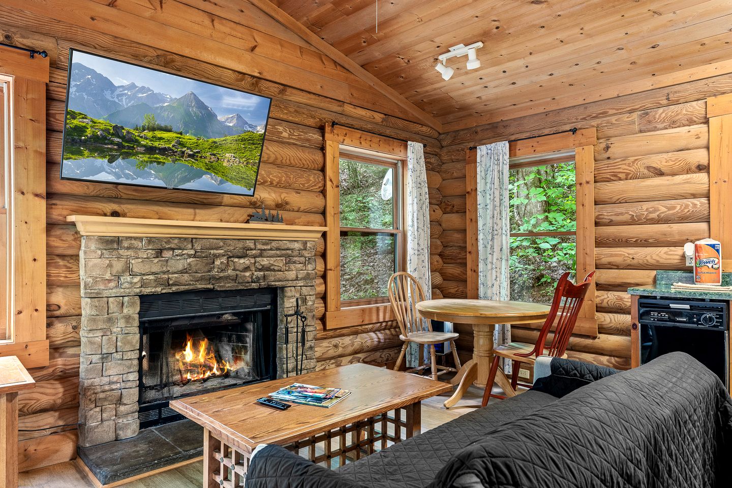 Romantic Cozy Cabin Designed for relaxation and Tranquility in Sevierville, Tennessee