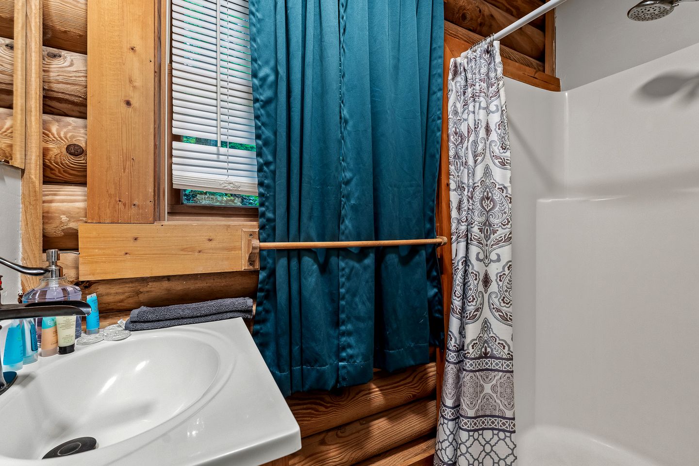 Romantic Cozy Cabin Designed for relaxation and Tranquility in Sevierville, Tennessee