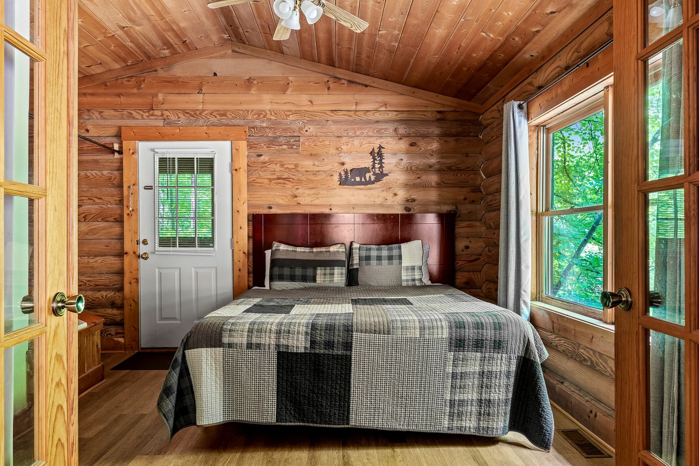 Romantic Cozy Cabin Designed for relaxation and Tranquility in Sevierville, Tennessee