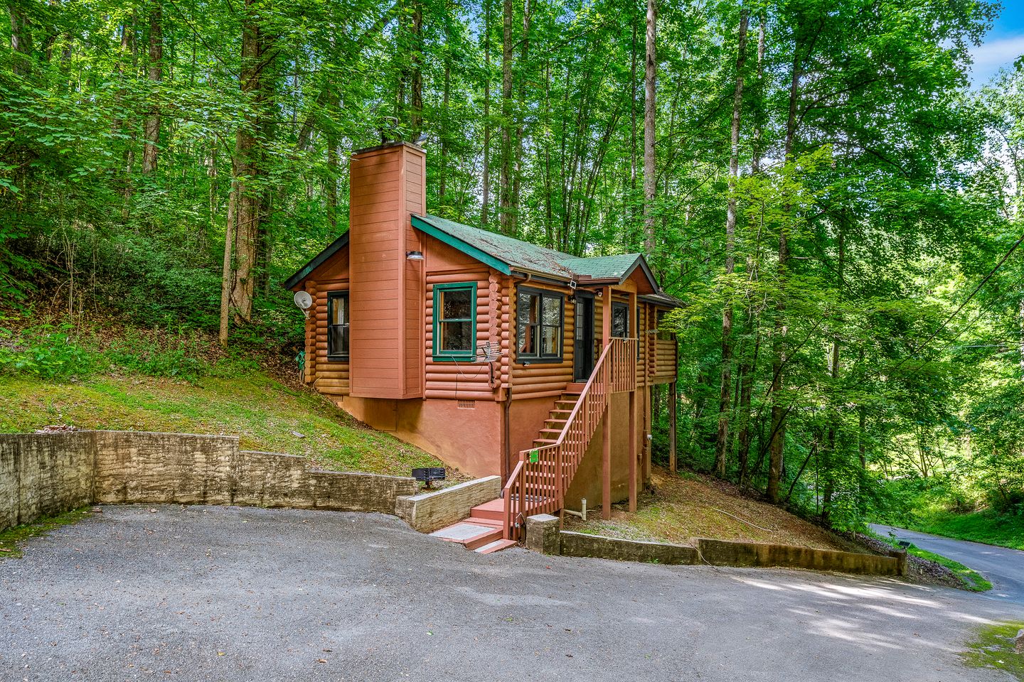 Romantic Cozy Cabin Designed for relaxation and Tranquility in Sevierville, Tennessee
