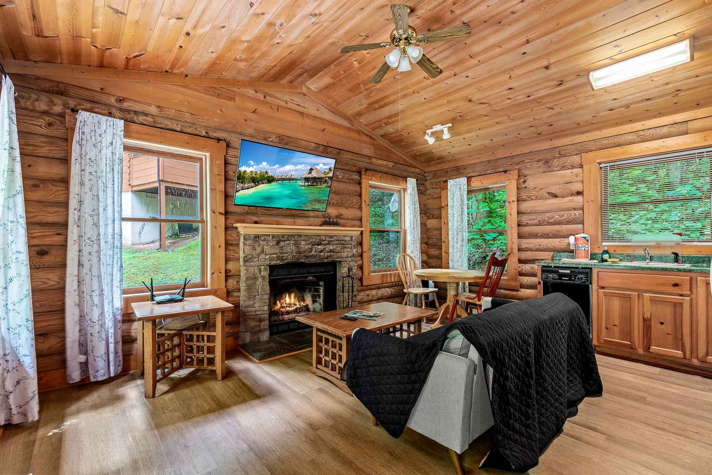Romantic Cozy Cabin Designed for relaxation and Tranquility in Sevierville, Tennessee