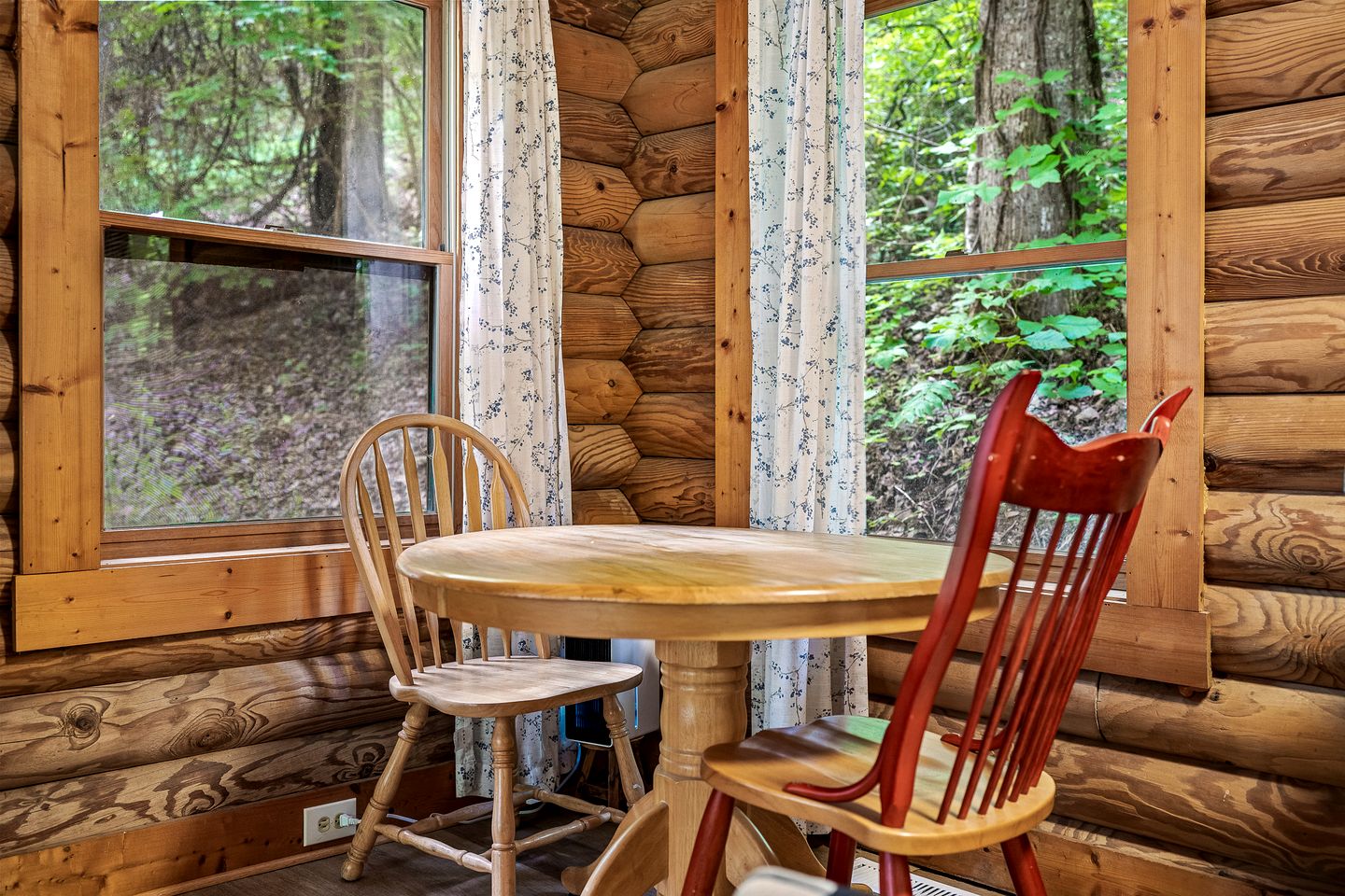 Romantic Cozy Cabin Designed for relaxation and Tranquility in Sevierville, Tennessee