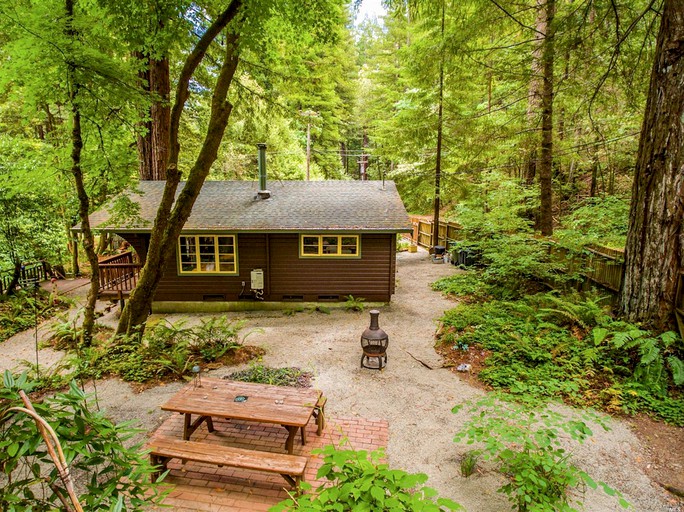 Romantic Creekside Cabin Nestled in a Redwood Forest, Cabins