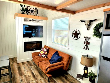 Love Under the Stars: Romantic Escape in a Tennessee Tiny House for Two - Photo 3
