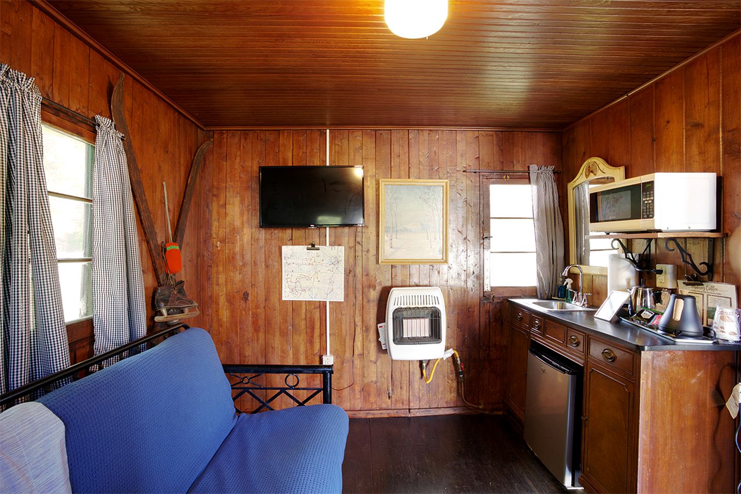 Romantic Escapes Await in this Charming Cabin in Cadillac, Michigan