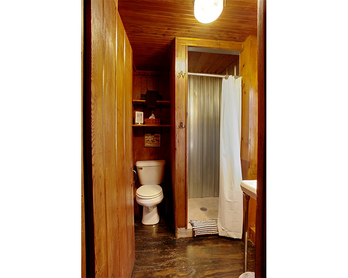 Romantic Escapes Await in this Charming Cabin in Cadillac, Michigan