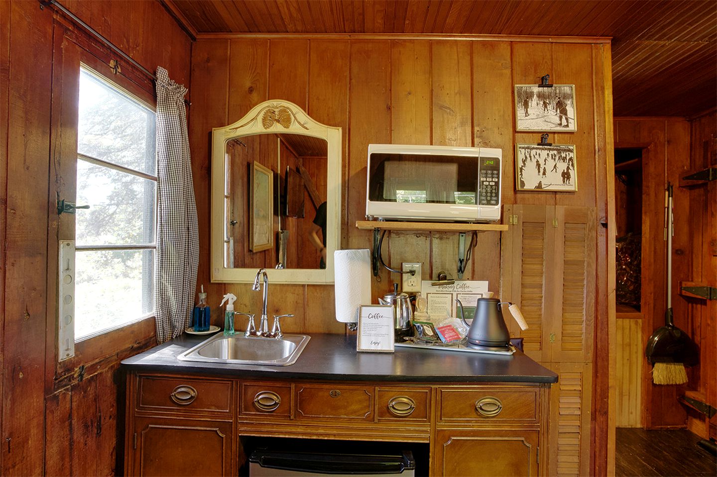 Romantic Escapes Await in this Charming Cabin in Cadillac, Michigan