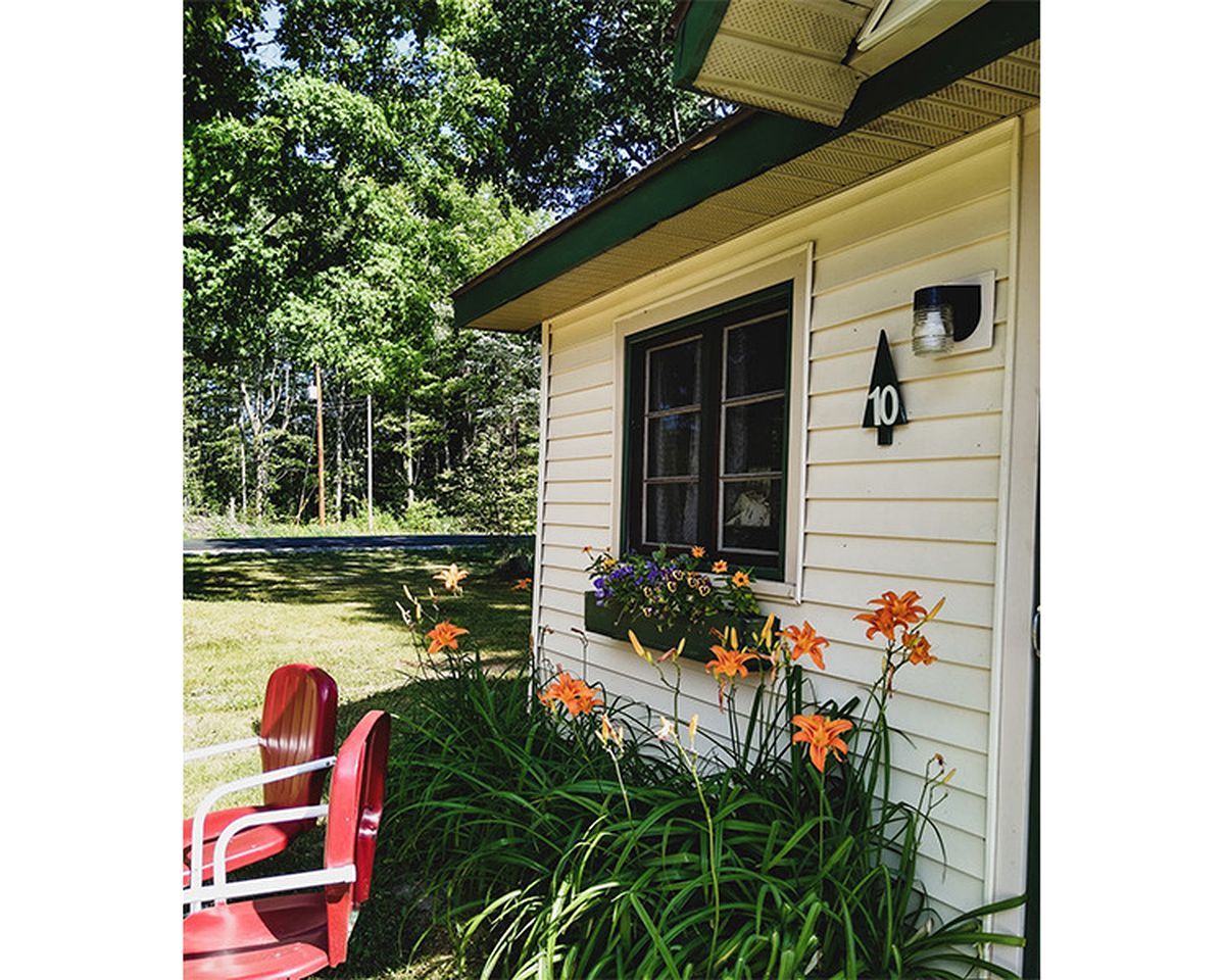 Romantic Escapes Await in this Charming Cabin in Cadillac, Michigan