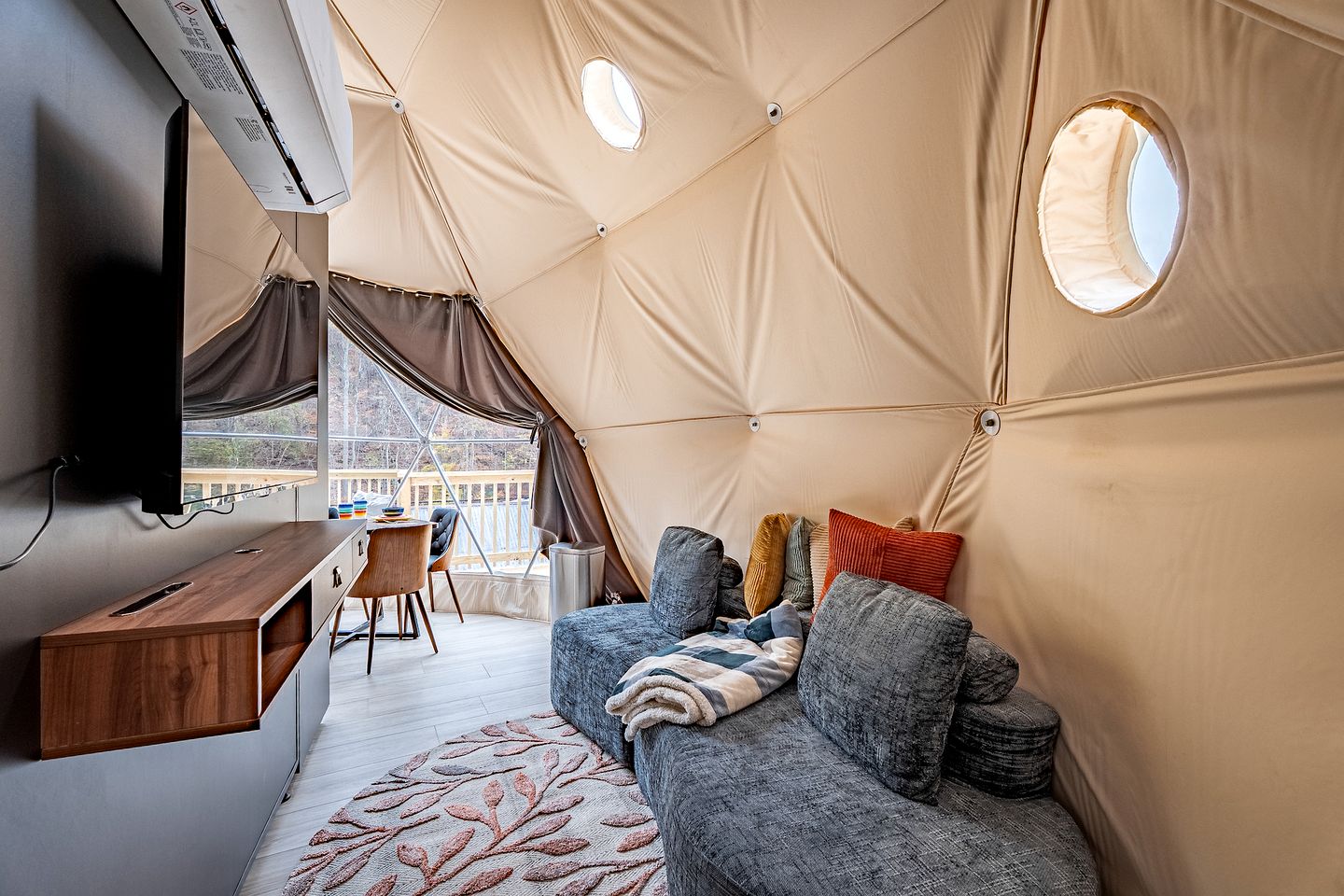Romantic Geodesic Dome with Hot Tub, Perfect for Stargazing in Pipestem, West Virginia