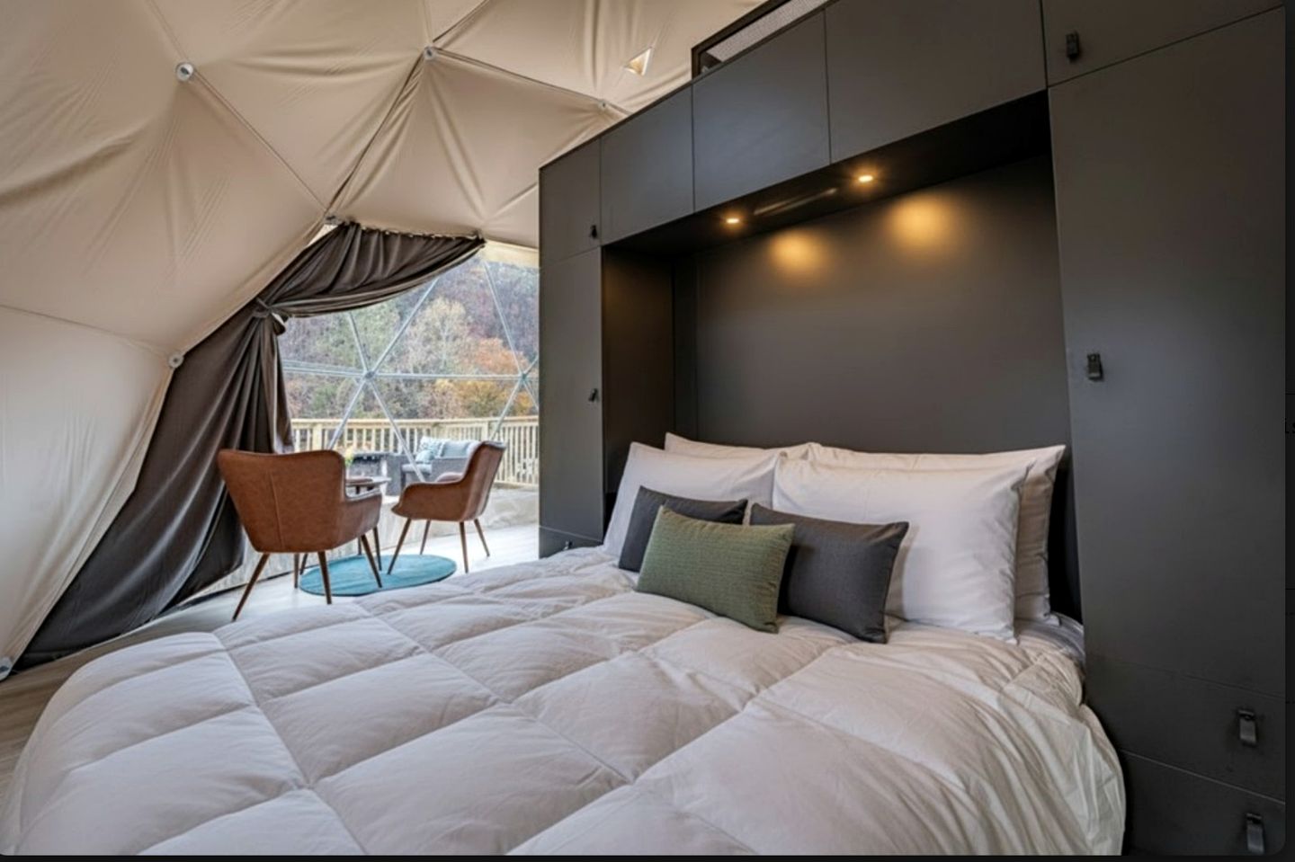 Romantic Geodesic Dome with Hot Tub, Perfect for Stargazing in Pipestem, West Virginia