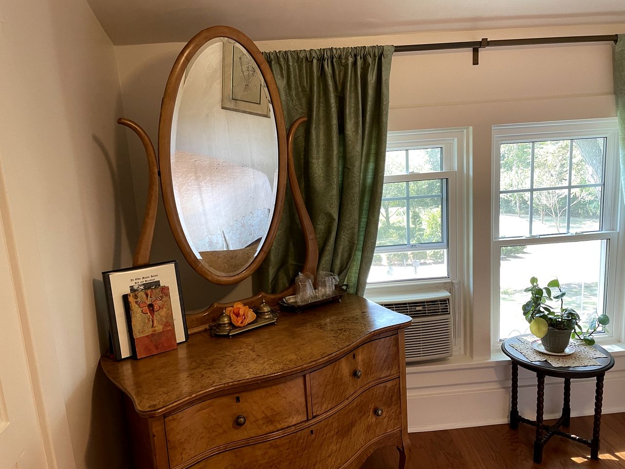 Romantic Getaway in a Bed and Breakfast Lodge with Garden Views in Elkhorn, Wisconsin