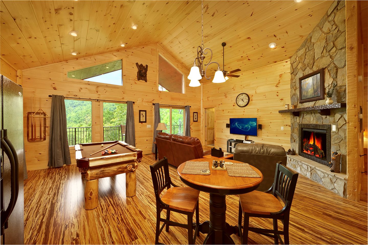 Romantic Getaway Cabin with a Luxurious Hot Tub in Gatlinburg, East Tennessee