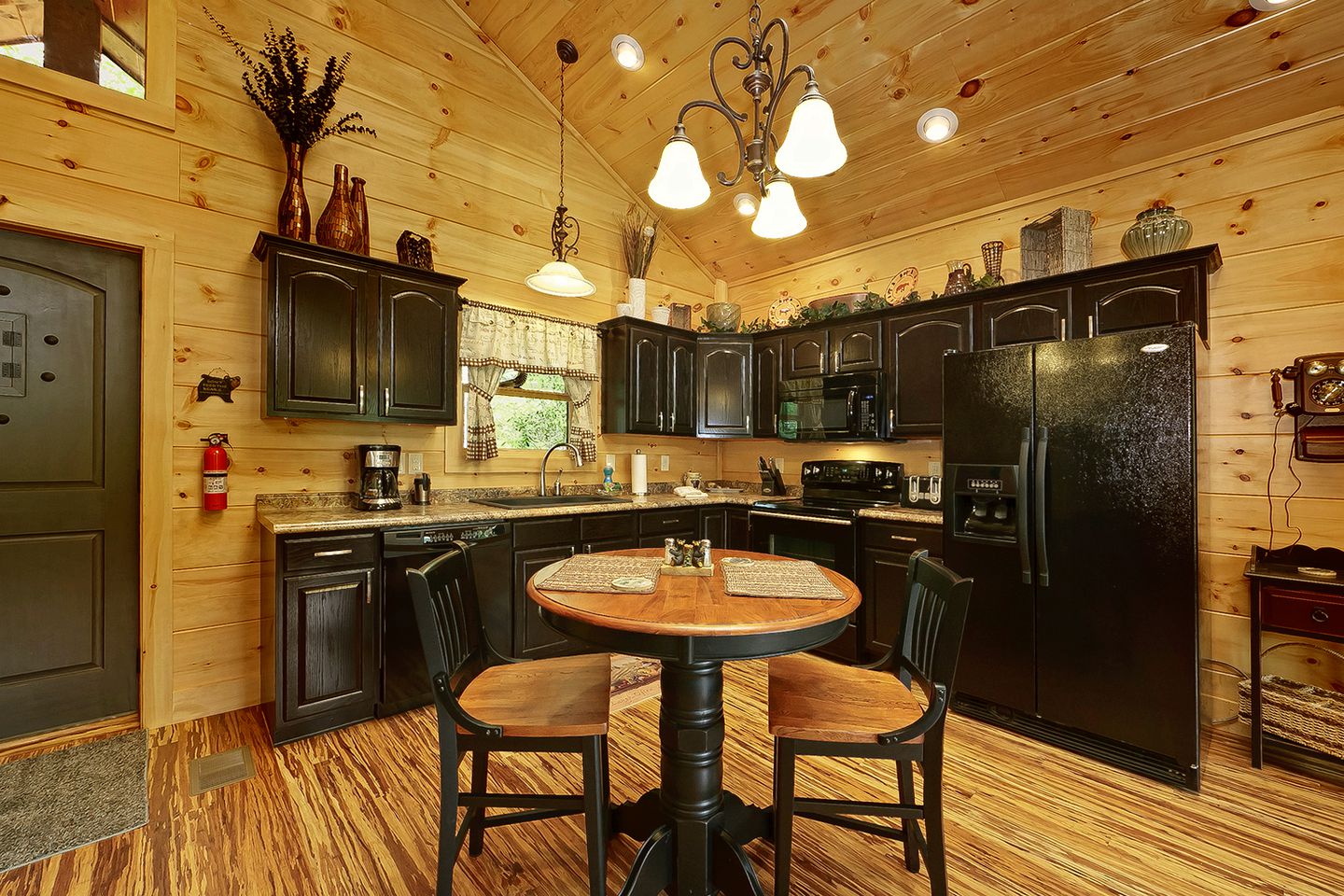 Romantic Getaway Cabin with a Luxurious Hot Tub in Gatlinburg, East Tennessee