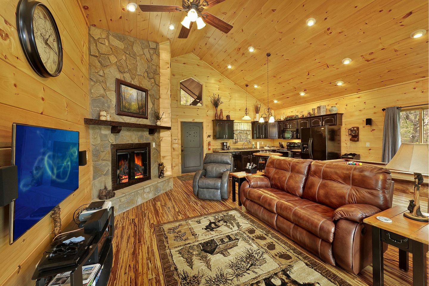 Romantic Getaway Cabin with a Luxurious Hot Tub in Gatlinburg, East Tennessee