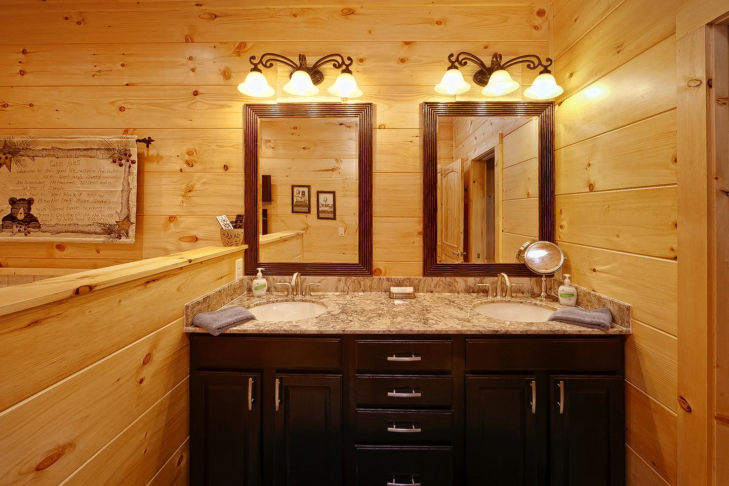 Romantic Getaway Cabin with a Luxurious Hot Tub in Gatlinburg, East Tennessee