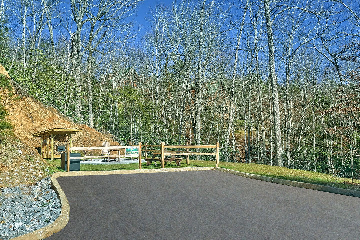 Romantic Getaway Cabin with a Luxurious Hot Tub in Gatlinburg, East Tennessee