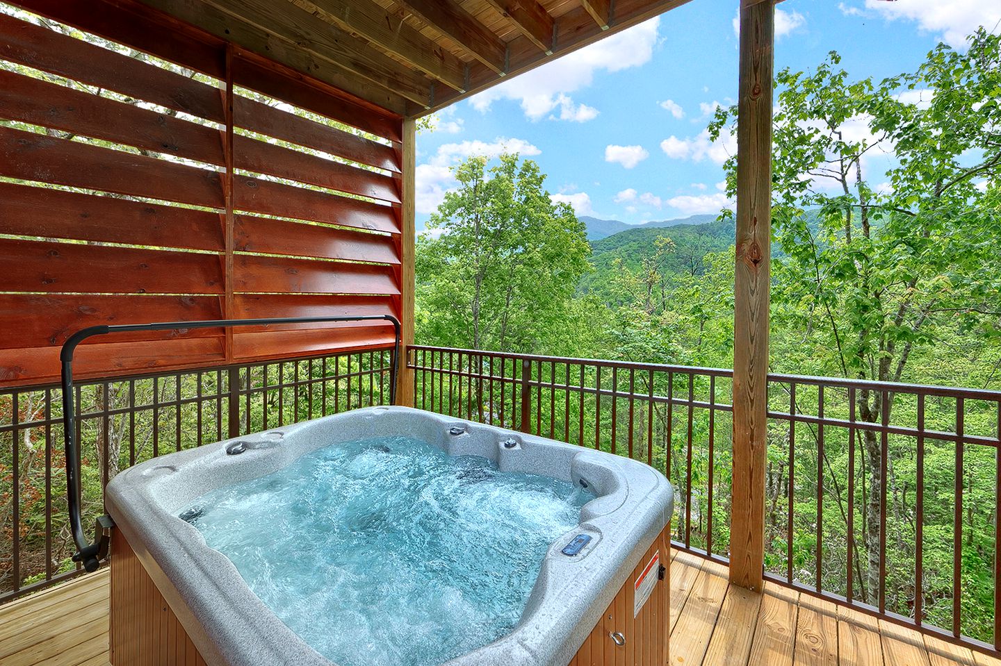Romantic Getaway Cabin with a Luxurious Hot Tub in Gatlinburg, East Tennessee