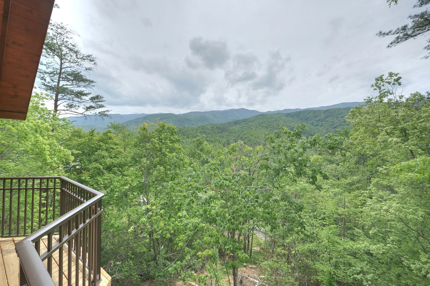 Romantic Getaway Cabin with a Luxurious Hot Tub in Gatlinburg, East Tennessee