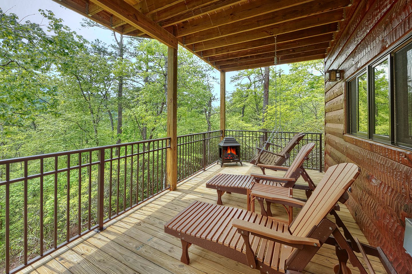 Romantic Getaway Cabin with a Luxurious Hot Tub in Gatlinburg, East Tennessee