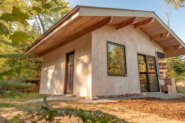 Huts (Canada, Harrington, Quebec)