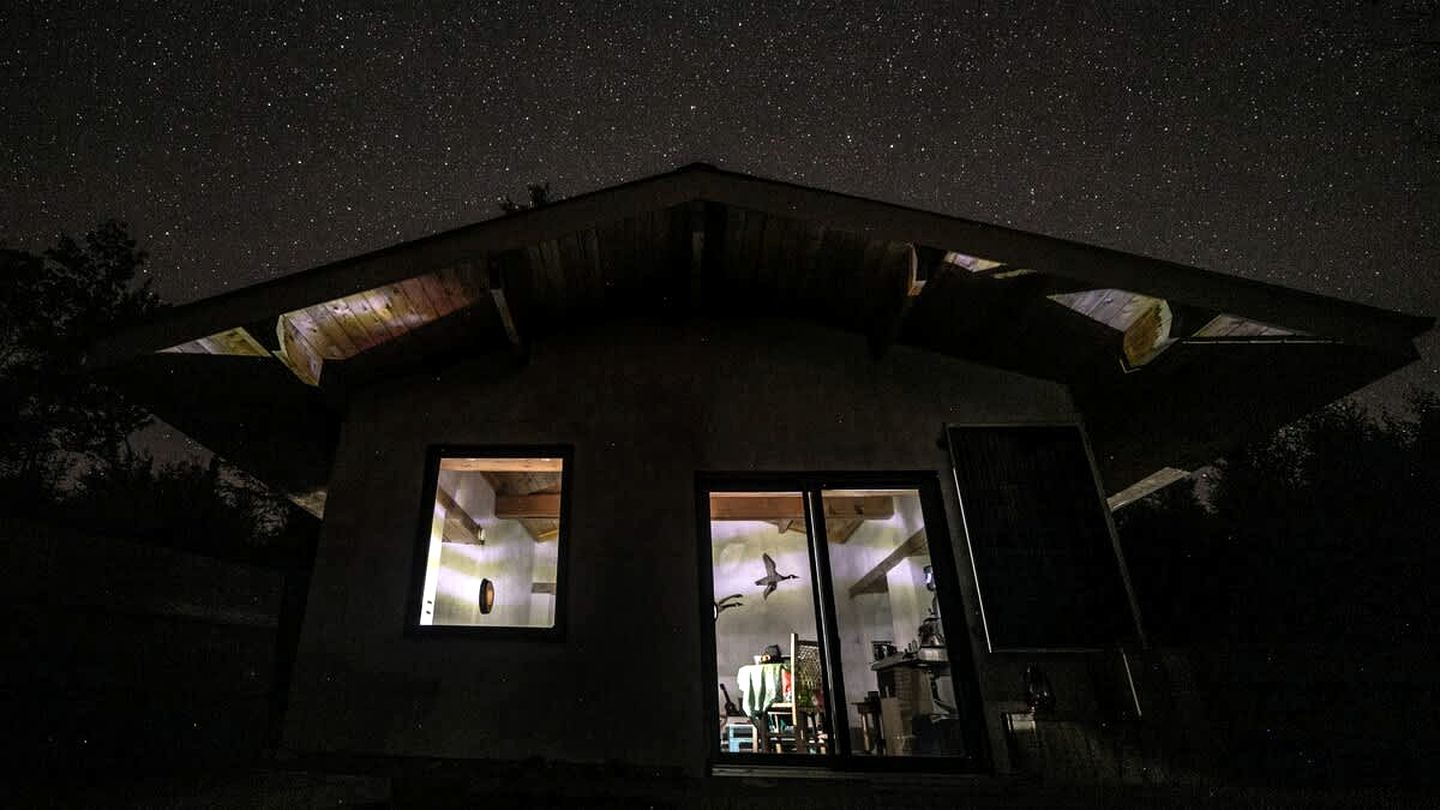 Cozy Handcrafted Hut for a Romantic Getaway near Montreal in Harrington, Quebec