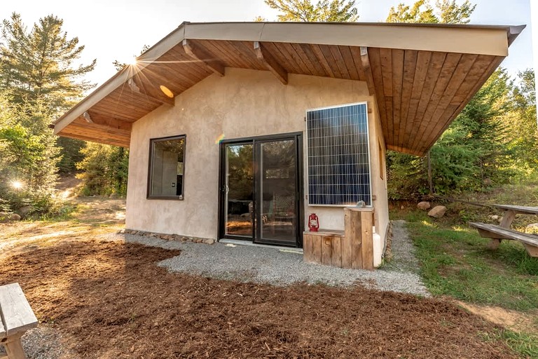 Huts (Canada, Harrington, Quebec)