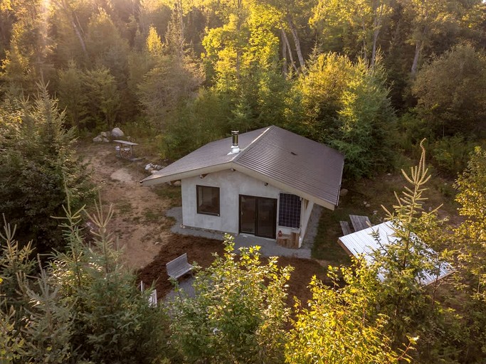 Huts (Canada, Harrington, Quebec)