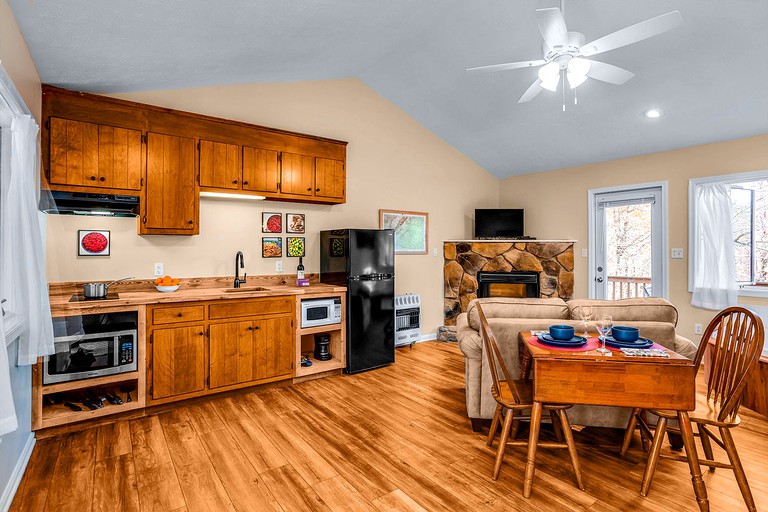 Cabins (United States of America, Love, Virginia)