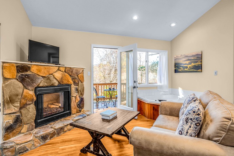 Cabins (United States of America, Love, Virginia)