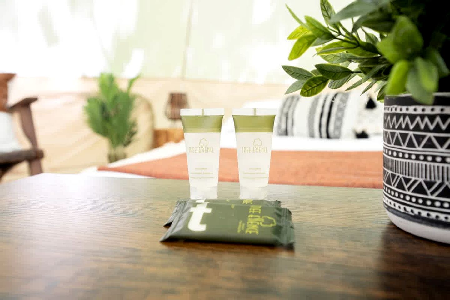 Romantic Glamping Retreat: Pretty Bell Tent near Tobermory, Canada