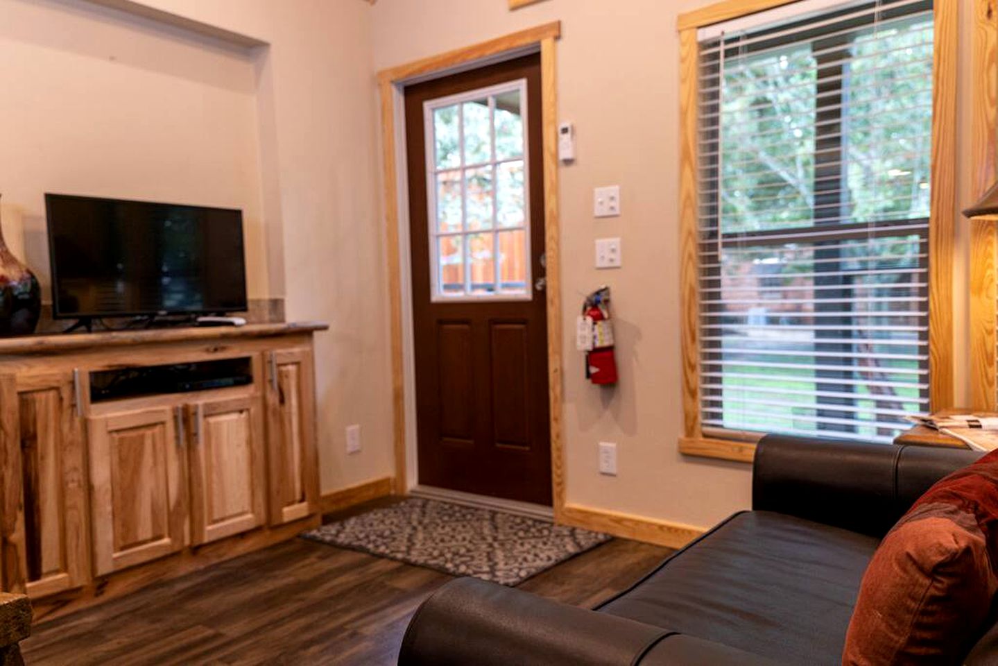 Romantic Hideaway: Glamping Bliss in a Texas Cabin near Lake Bridgeport