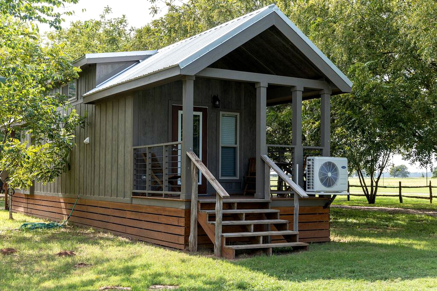 Romantic Hideaway: Glamping Bliss in a Texas Cabin near Lake Bridgeport