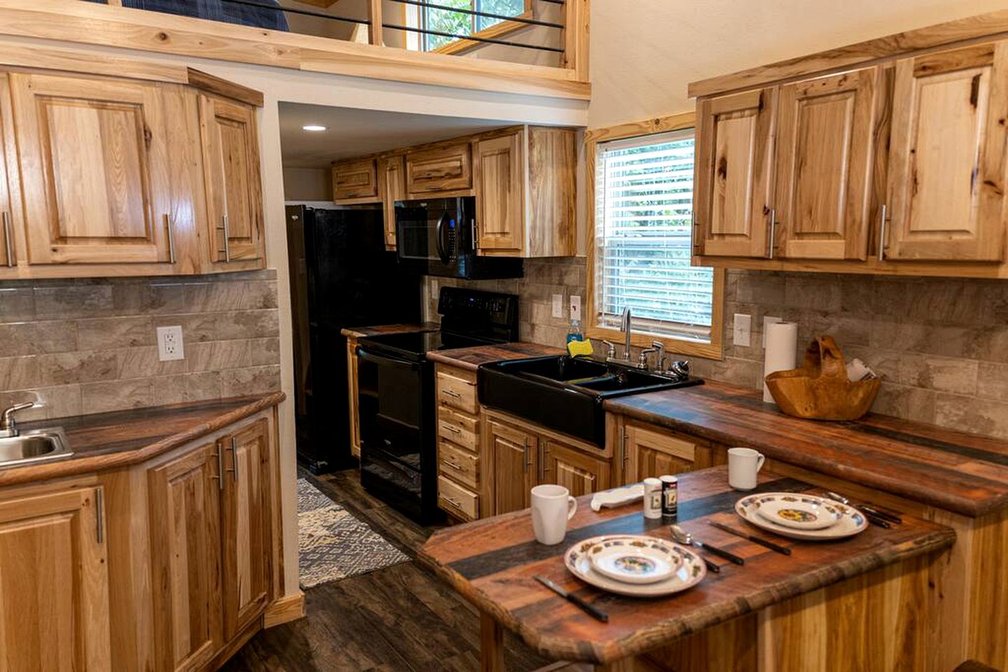 Romantic Hideaway: Glamping Bliss in a Texas Cabin near Lake Bridgeport