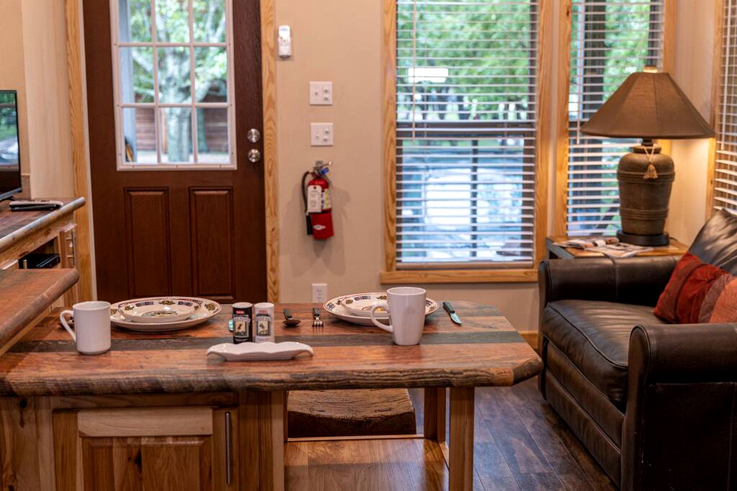 Romantic Hideaway: Glamping Bliss in a Texas Cabin near Lake Bridgeport