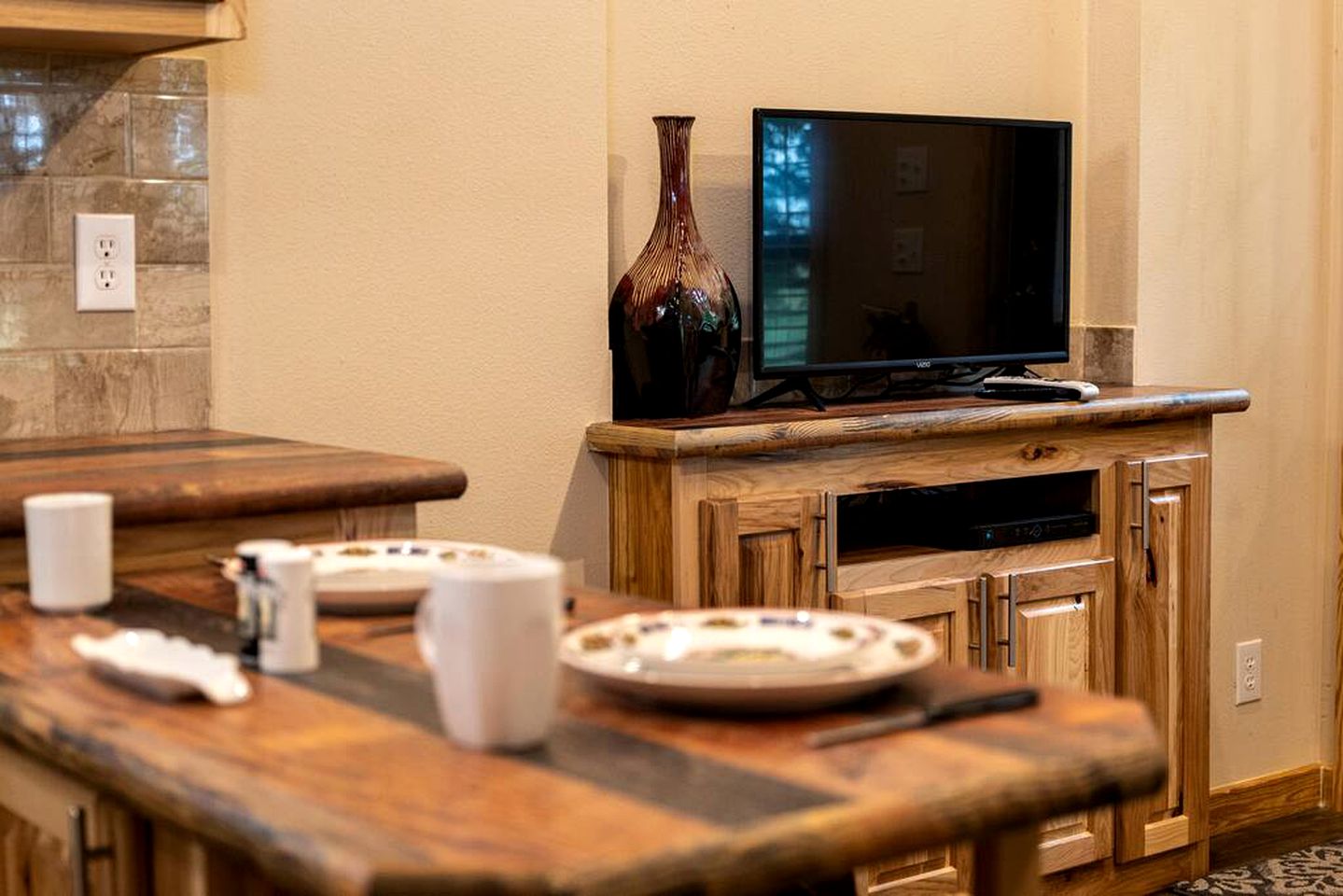 Romantic Hideaway: Glamping Bliss in a Texas Cabin near Lake Bridgeport