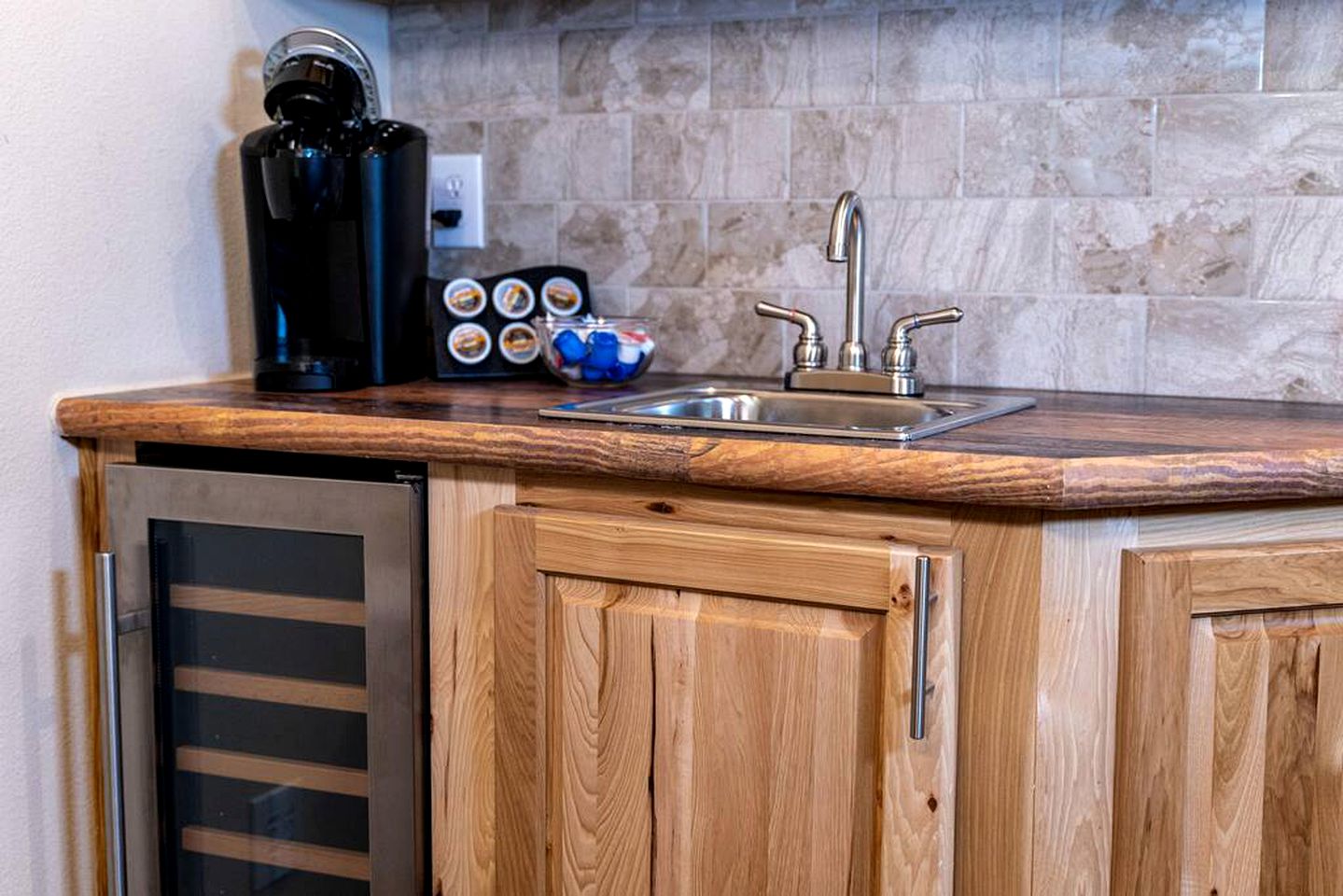 Romantic Hideaway: Glamping Bliss in a Texas Cabin near Lake Bridgeport