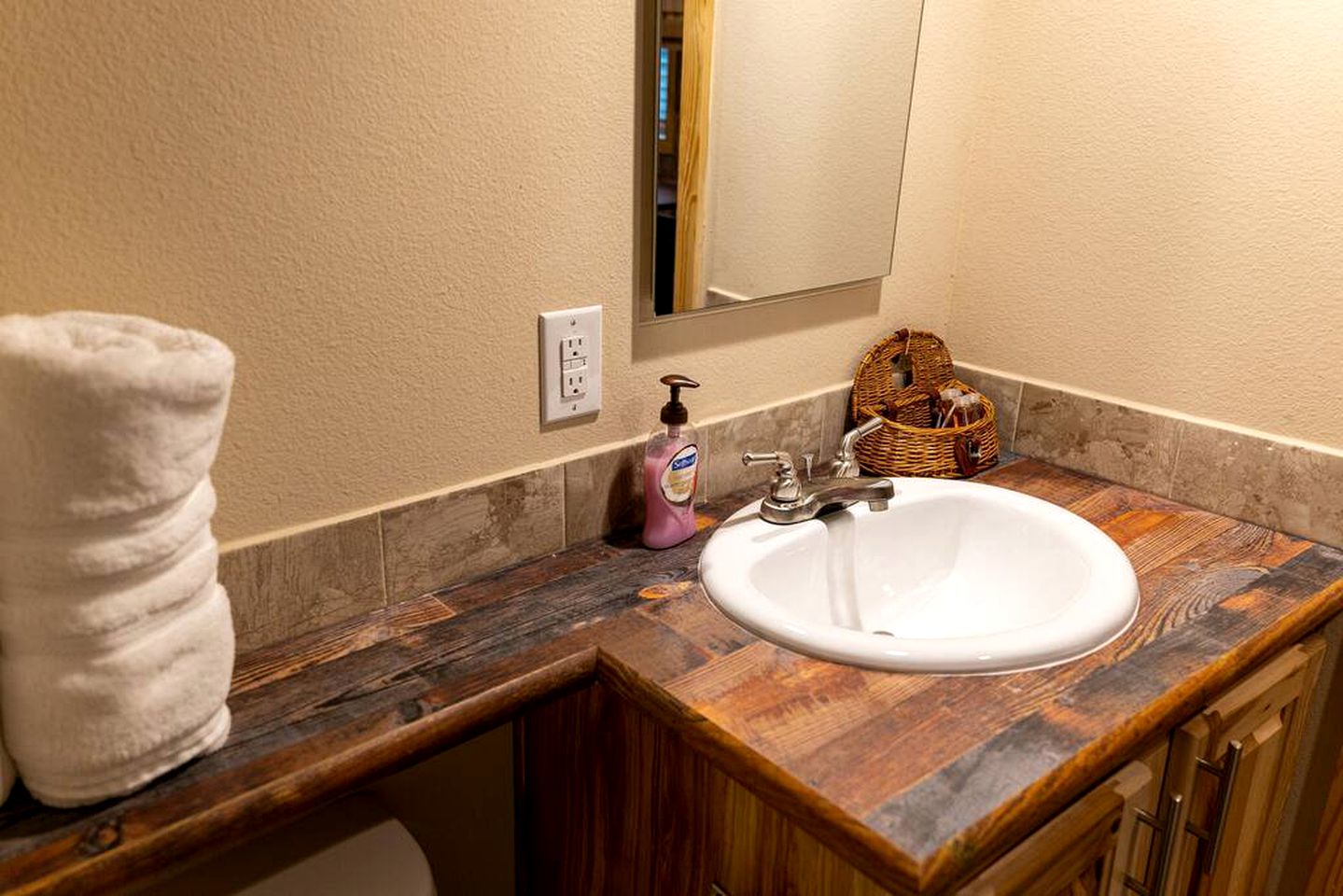 Romantic Hideaway: Glamping Bliss in a Texas Cabin near Lake Bridgeport