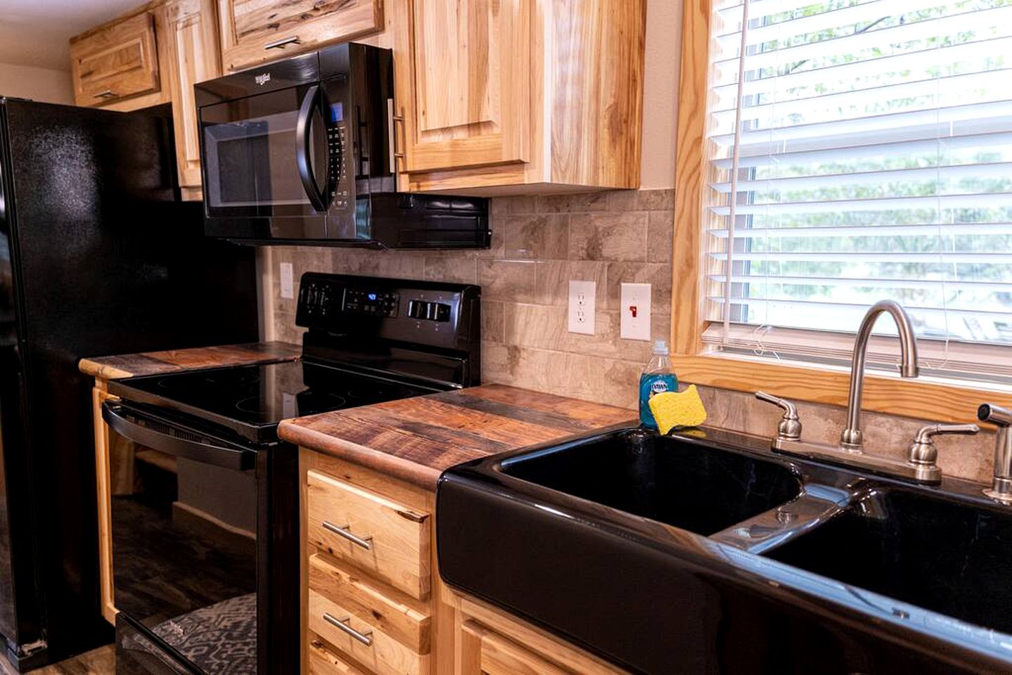 Romantic Hideaway: Glamping Bliss in a Texas Cabin near Lake Bridgeport