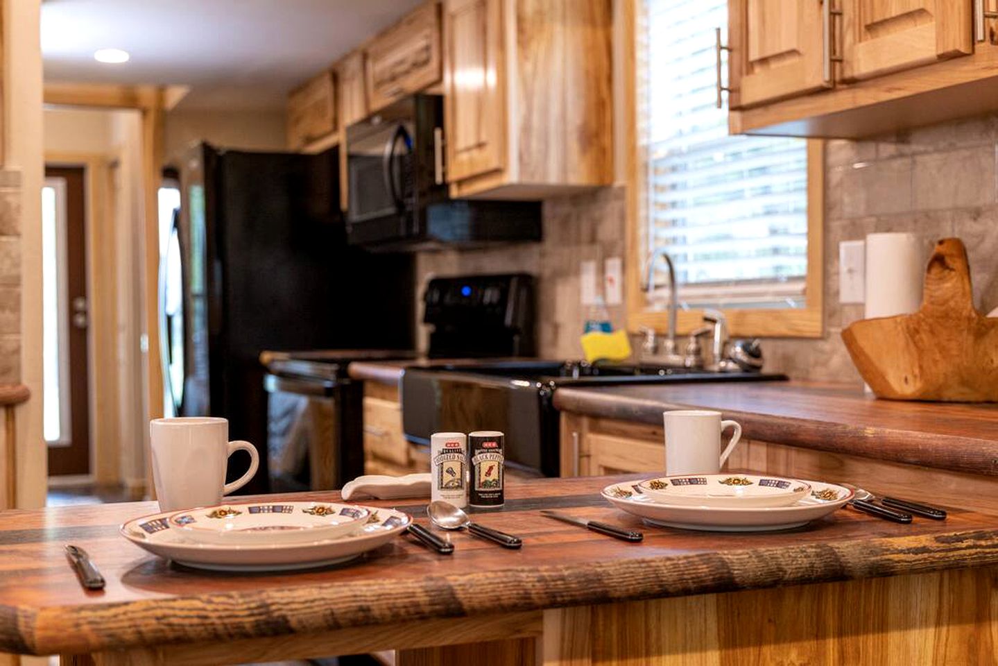 Romantic Hideaway: Glamping Bliss in a Texas Cabin near Lake Bridgeport