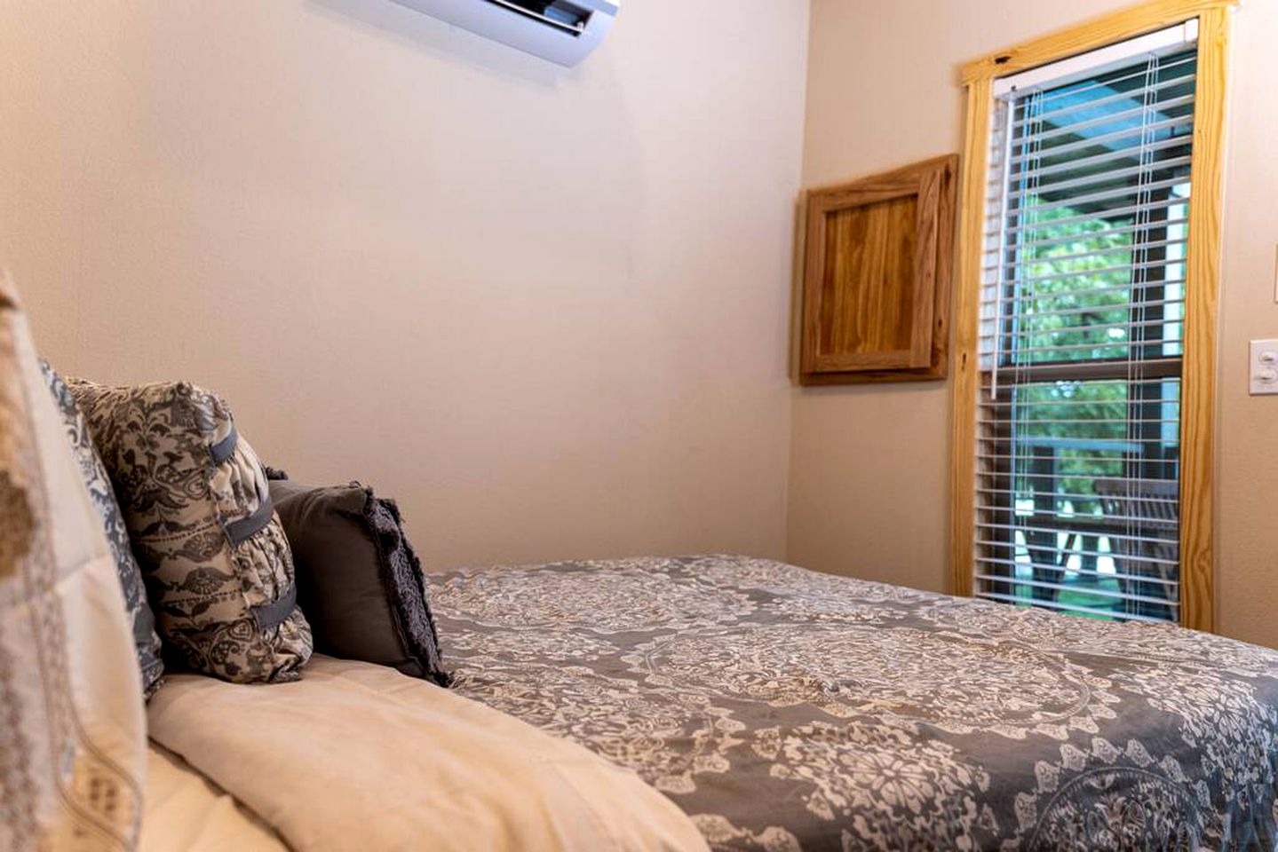 Romantic Hideaway: Glamping Bliss in a Texas Cabin near Lake Bridgeport