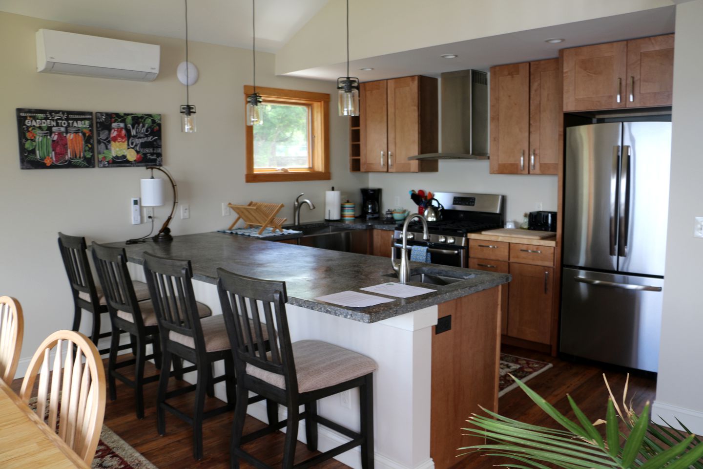 Romantic Lakefront Accommodation with Mountain Views on Lake Champlain in Vermont