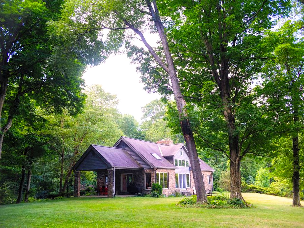 Romantic Mountain Vacation Rental with Breathtaking Views near Pittsburgh, Pennsylvania