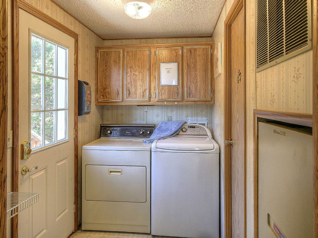 Secluded Beach Cottage with Private Hot Tub and Ocean Views in Seal Rock, Oregon